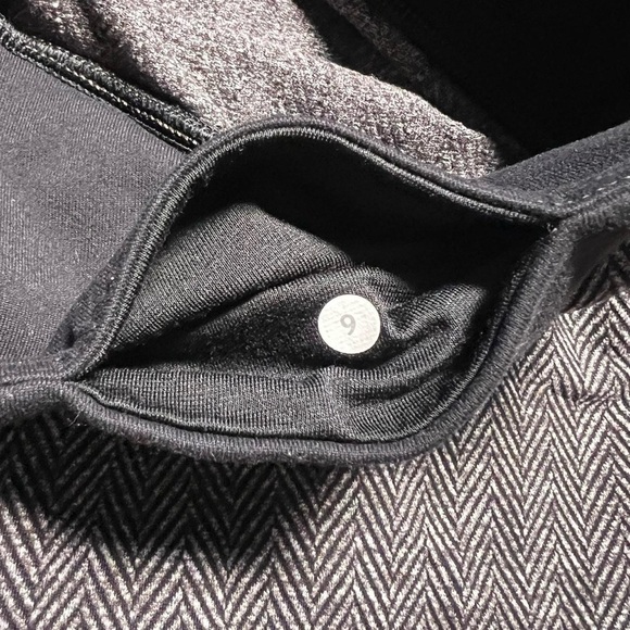 Grey herringbone Lululemon printed leggings - Picture 2 of 4